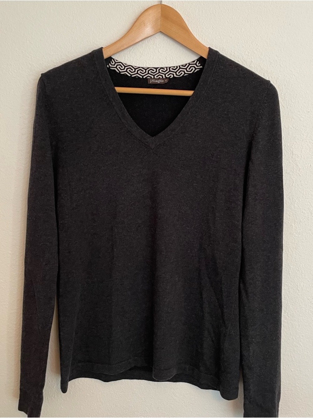 J Mclaughlin Women’s V-Neck Sweater Size M Charcoal Gray Long Sleeves